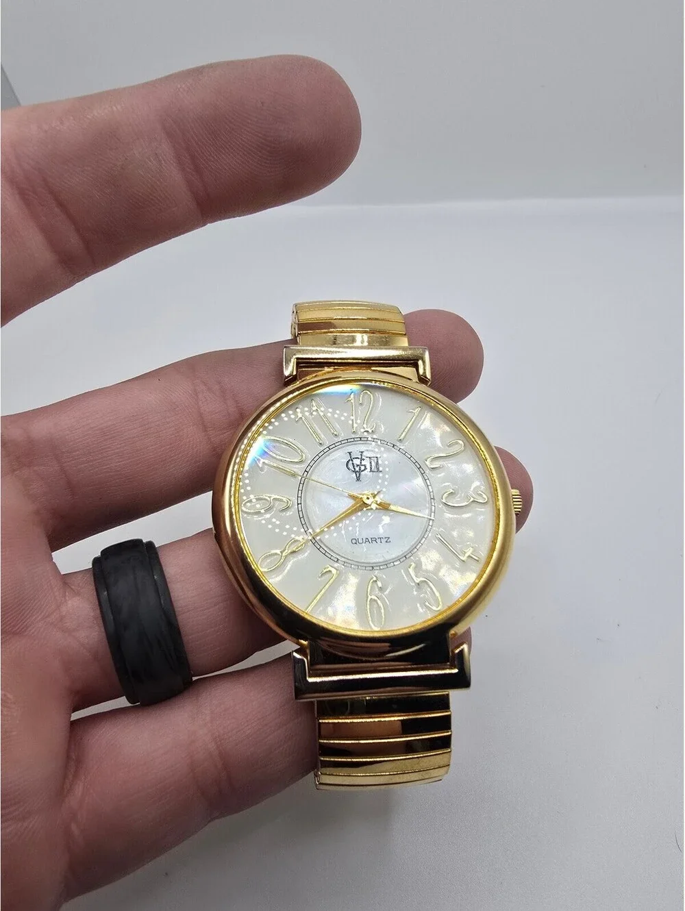 Gloria Vanderbilt Quartz Analog Round Watch White Dial Arabic Gold Tone Stretch